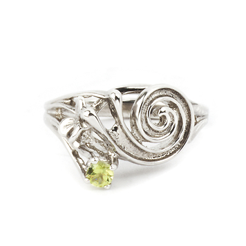 Серебряное кольцо "улитка" с зеленым камнем