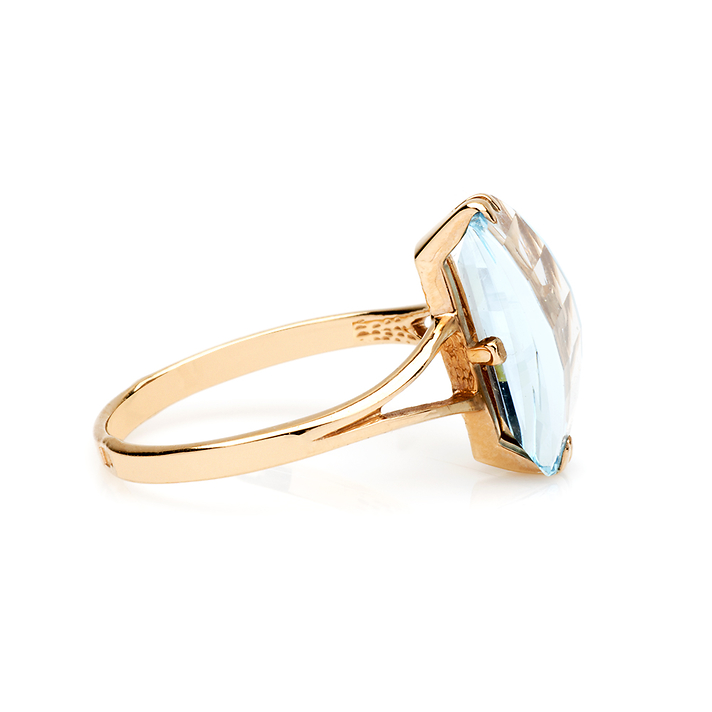 Золотое кольцо с голубым топазом огранки долька