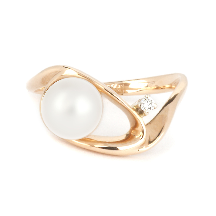 Кольцо с белым жемчугом и бриллиантом