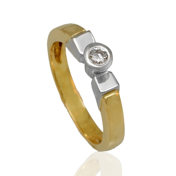 Кольцо из желтого и белого золота с одним завальцованным бриллиантом