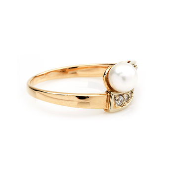 Золотое кольцо с белым круглым жемчугом и фианитами