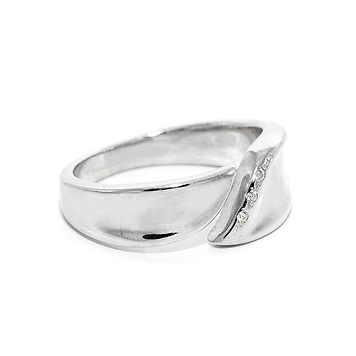 Серебряное кольцо с тремя мелкими бесцветными фианитами