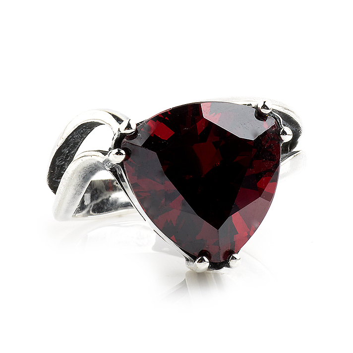 Серебряное кольцо с гранатово-красным фианитом Серебряное кольцо с гранатово-красным фианитом