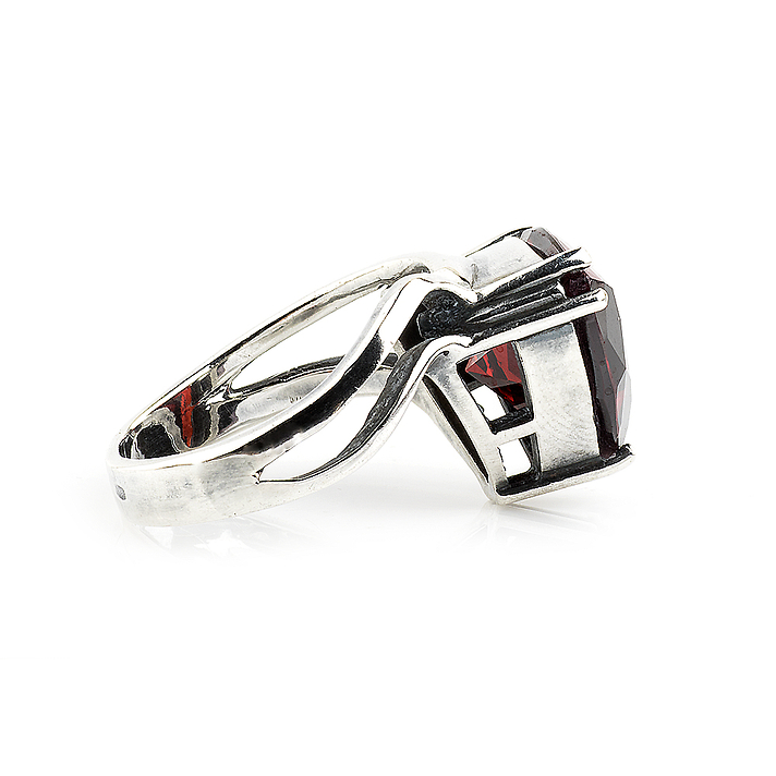 Серебряное кольцо с гранатово-красным фианитом Серебряное кольцо с гранатово-красным фианитом