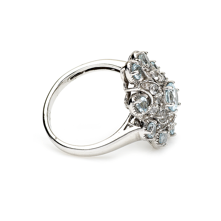 Серебряное кольцо с белыми и голубыми топазами