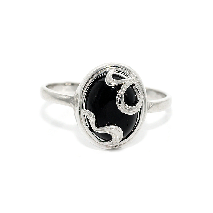 Серебряное кольцо с черной вставкой