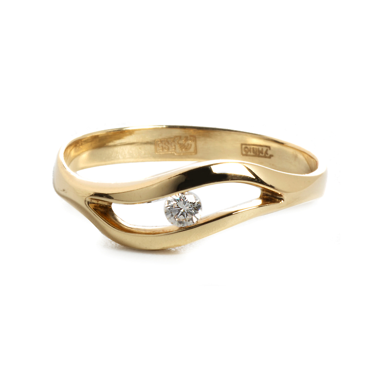 Желтое золотое кольцо с одним бриллиантом круглой огранки