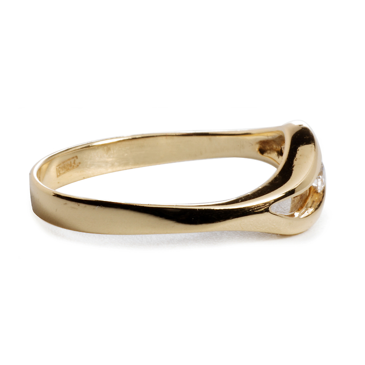 Желтое золотое кольцо с одним бриллиантом круглой огранки
