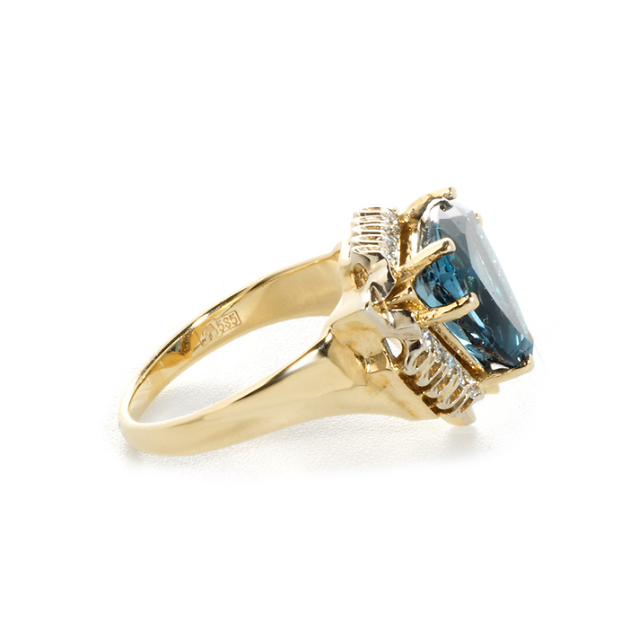 Золотое кольцо с лондон топазом "триллион" и бриллиантами