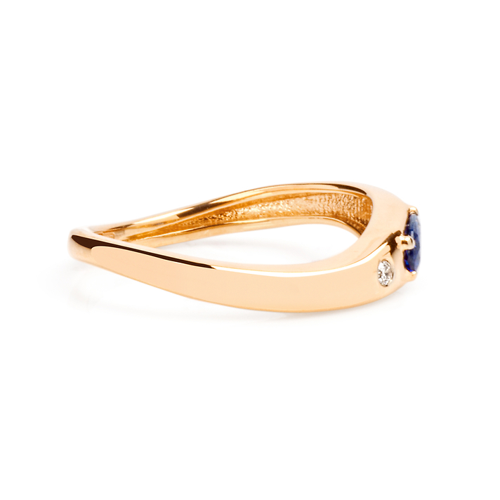 Золотое кольцо с сапфиром овальной огранки и бриллиантами